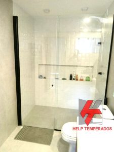 Box em vidro temperado 8mm incolor modelo Certo Abrir sendo 1 fixo e 1 móvel Help Temperados Vidraçaria em São Gonçalo RJ