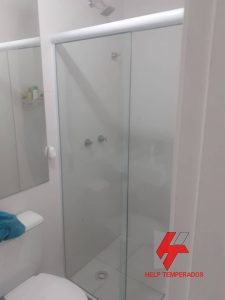 Box em vidro temperado 8mm incolor modelo Frontal de 2 folhas sendo 1 fixo e 1 móvel de correr Help Temperados Vidraçaria em São Gonçalo RJ