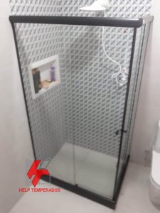 Box em vidro 8mm incolor temperado modelo Frontal de 4 folhas sendo 2 fixos e 2 moveis de correr Help Temperados Vidraçaria em São Gonçalo RJ