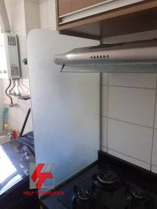 Divisória em vidro temperado 8mm incolor com vinil jateado Help Temperados Vidraçaria em São Gonçalo RJ