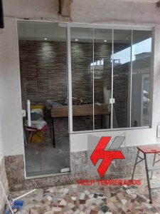 Fechamento de area em vidro 8mm incolor temperado porta pivotante janela de 4 folhas de correr Help Temperados Vidraçaria em São Gonçalo RJ