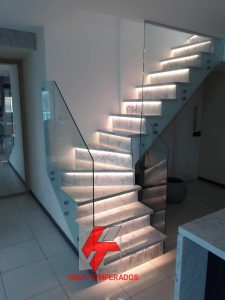 Guarda corpo de escada em vidro 8mm incolor temperado instalado com botões Help Temperados Vidraçaria em São Gonçalo RJ