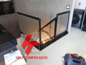 Guarda corpo em vidro 6mm incolor temperado com acabamento na cor preto Help Temperados Vidraçaria em São Gonçalo RJ