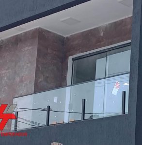 Guarda corpo em vidro 8mm incolor temperado instalado com Pinça Help Temperados Vidraçaria em São Gonçalo RJ