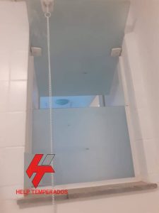 Janela Bascula com fixo inferior em vidro 8mm incolor temperado com vinil jateado Help Temperados Vidraçaria em São Gonçalo RJ