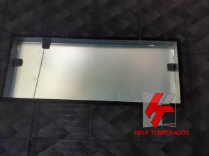 Janela Bascula em vidro 8mm incolor temperado com vinil jateado Help Temperados Vidraçaria em São Gonçalo RJ