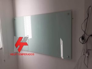 Lousa em vidro temperado 6mm incolor com vinil na cor branca Help Temperados Vidraçaria em São Gonçalo RJ