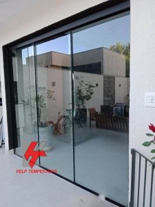 Porta em vidro 8mm incolor temperado modelo Versatik sendo 1 fixo e 2 moveis Help Temperados Vidraçaria em São Gonçalo RJ