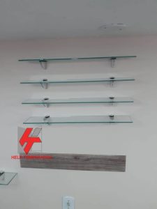 Prateleiras em vidro 6mm incolor temperado instalado com suporte tucano Help Temperados Vidraçaria em São Gonçalo RJ